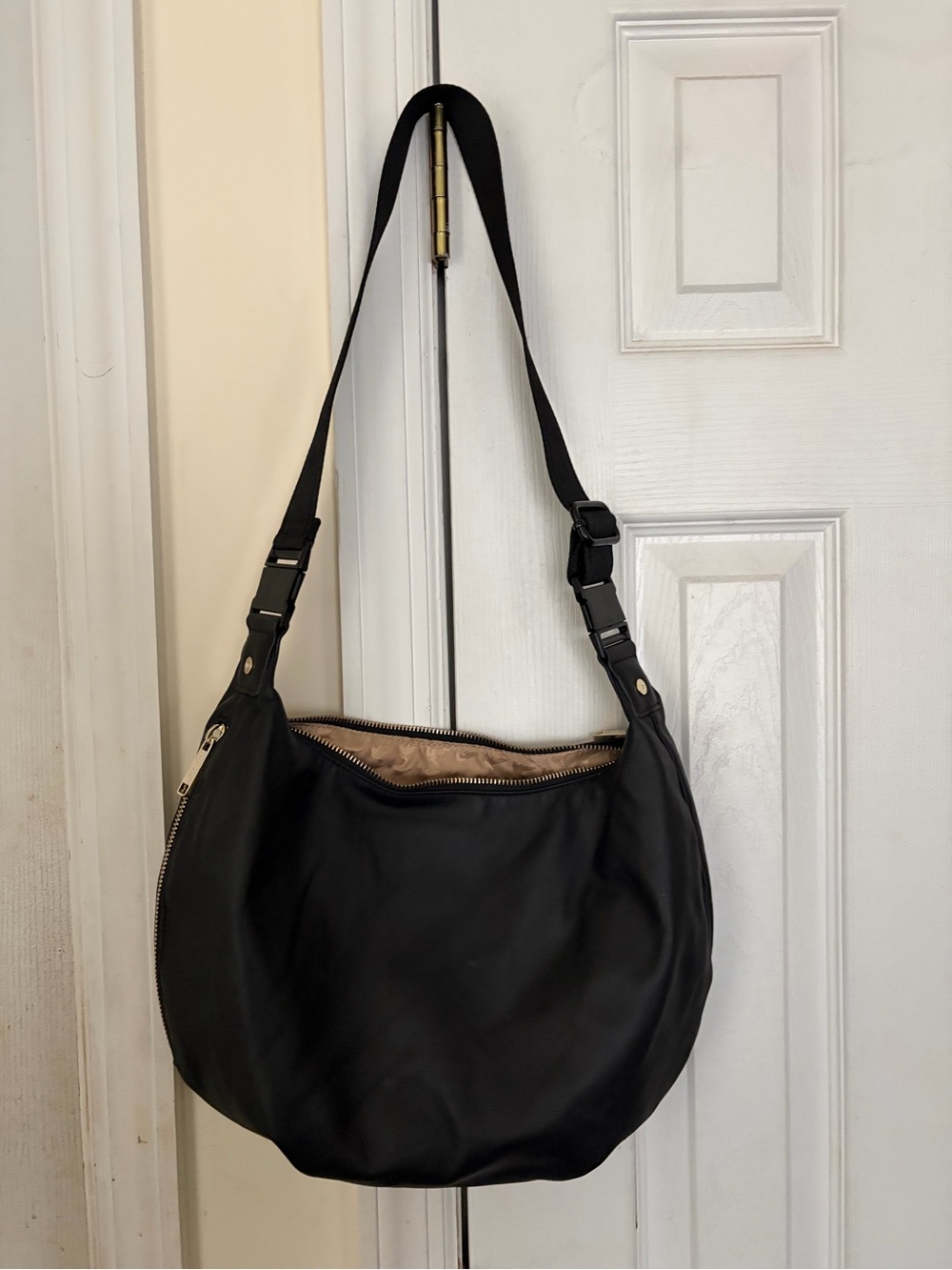Lo & Sons Black Shoulder Bag with Beige Interior Trim